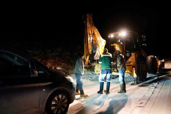 ARAÇLARIYLA KARLI VE BUZLU YOLDA MAHSUR KALANLARI EKİPLER KURTARDI