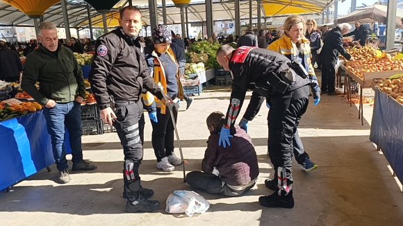 ALKOLÜN ETKİSİYLE PAZARYERİNDE SIZDI, VATANDAŞLAR UYANDIRAMAYINCA POLİS VE SAĞLIK EKİPLERİ MÜDAHALE ETTİ