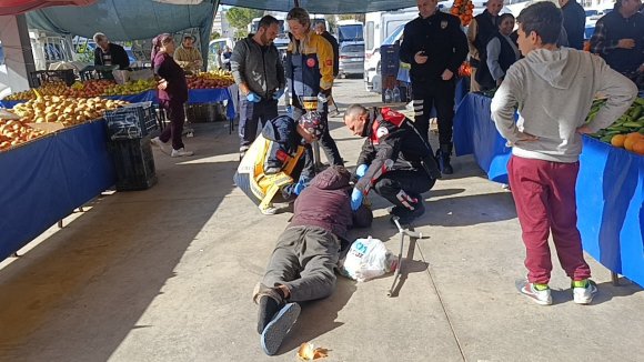 ALKOLÜN ETKİSİYLE PAZARYERİNDE SIZDI, VATANDAŞLAR UYANDIRAMAYINCA POLİS VE SAĞLIK EKİPLERİ MÜDAHALE ETTİ