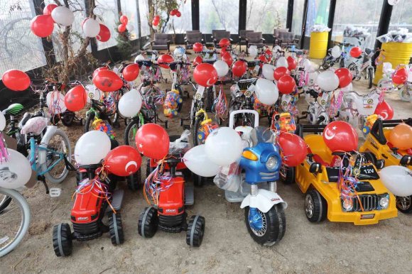 DEPREMZEDE ÖKSÜZ VE YETİM ÇOCUKLARIN YÜZÜ HEDİYELERLE GÜLDÜ