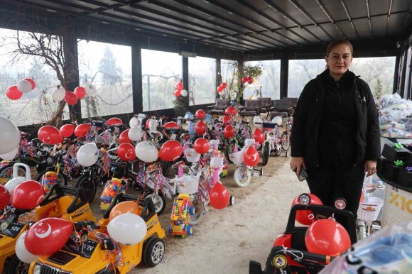 DEPREMZEDE ÖKSÜZ VE YETİM ÇOCUKLARIN YÜZÜ HEDİYELERLE GÜLDÜ