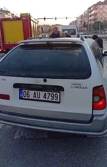 ISPARTA’DA OTOMOBİL IŞIKLARDA BEKLEYEN ARACA ÇARPTI: 1 YARALI