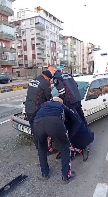 ISPARTA’DA OTOMOBİL IŞIKLARDA BEKLEYEN ARACA ÇARPTI: 1 YARALI