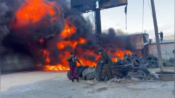 OTO LASTİKÇİDE YANGIN: D-400’Ü KARA DUMANLAR KAPLADI