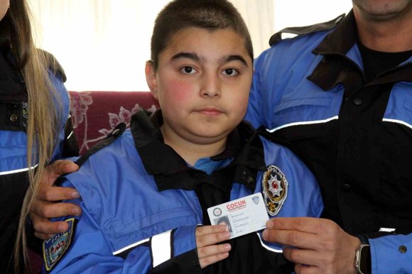 HAYALİNE KAVUŞTU POLİS OLDU