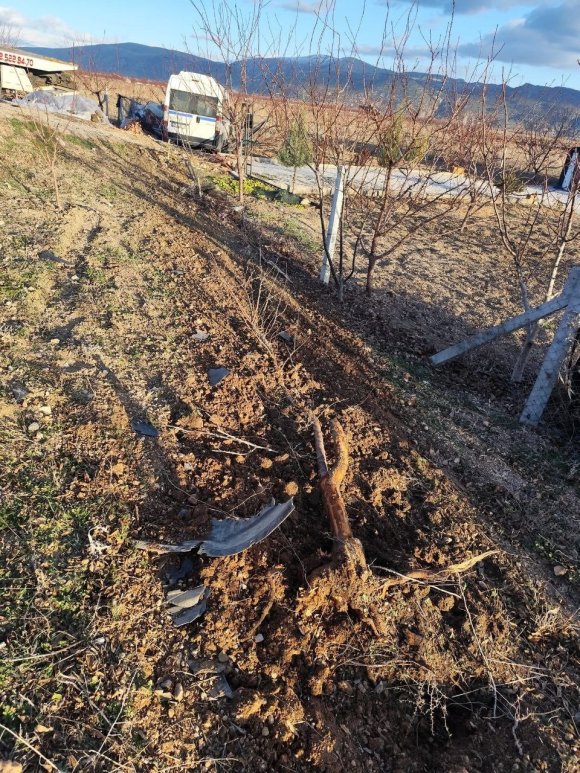 KONTROLDEN ÇIKAN HAFİF TİCARİ ARAÇ BAHÇE EVİNİN KAPISINA ÇARPARAK DURABİLDİ: 1 YARALI