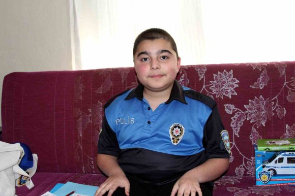 HAYALİNE KAVUŞTU POLİS OLDU