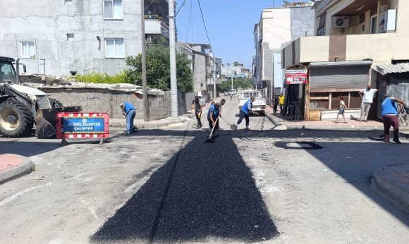 AKDENİZ’DE 65 MAHALLEDE KESİNTİSİZ YOL ÇALIŞMASI