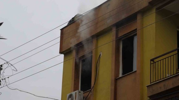 ANTALYA’DA DAİREDE ÇIKAN YANGIN KORKUTTU