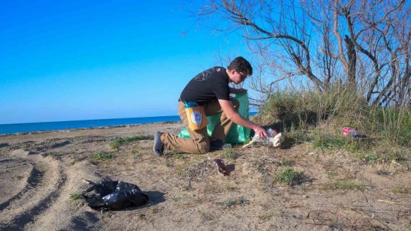 5 SAATTE SAHİLDEN 52 TORBA ÇÖP TOPLADILAR