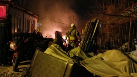 PAYAS’TA HURDALIK ALAN ALEVLERE TESLİM OLDU