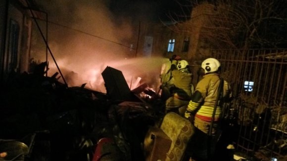 PAYAS’TA HURDALIK ALAN ALEVLERE TESLİM OLDU