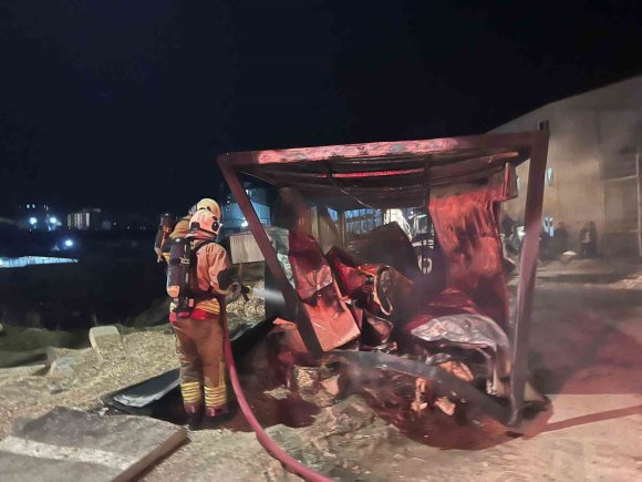 HATAY’DA YANAN KONTEYNER KULLANILMAZ HALE GELDİ