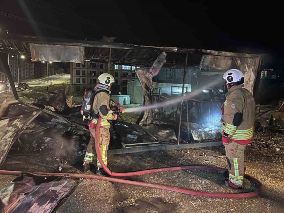 HATAY’DA YANAN KONTEYNER KULLANILMAZ HALE GELDİ