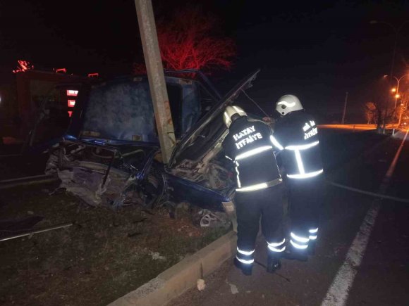 AYDINLATMA DİREĞİNE ÇARPAN TOFAŞ HURDAYA DÖNDÜ: 2 YARALI