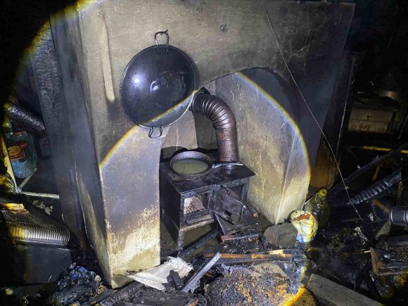 BACADAN ÇIKAN YANGINDA EV TAMAMEN YANARAK KULLANILAMAZ HALE GELDİ