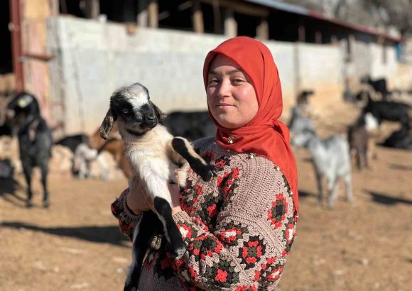 MERSİNLİ YÖRÜK KIZI, BABA MESLEĞİYLE KÜLTÜRÜNÜ YAŞATIYOR