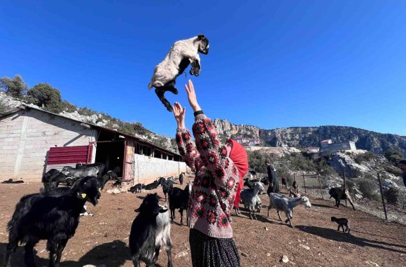 MERSİNLİ YÖRÜK KIZI, BABA MESLEĞİYLE KÜLTÜRÜNÜ YAŞATIYOR