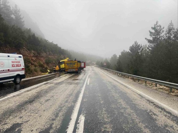 ANTALYA’DA TIR İLE KAMYON KAFA KAFAYA ÇARPIŞTI: 1 ÖLÜ, 1 AĞIR YARALI