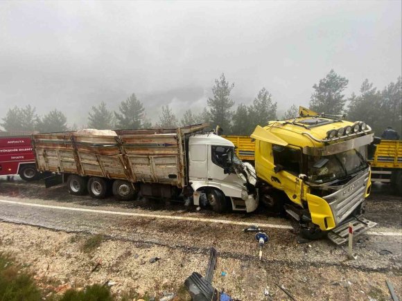 ANTALYA’DA TIR İLE KAMYON KAFA KAFAYA ÇARPIŞTI: 1 ÖLÜ, 1 AĞIR YARALI