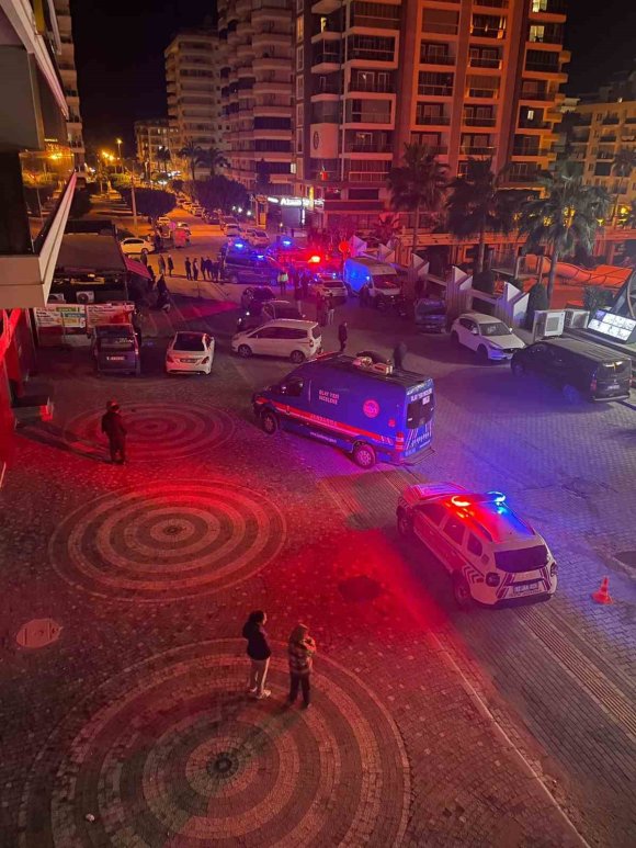 ANTALYA’DA MOTOSİKLET İLE KAMYONET ÇARPIŞTI: 1 ÖLÜ