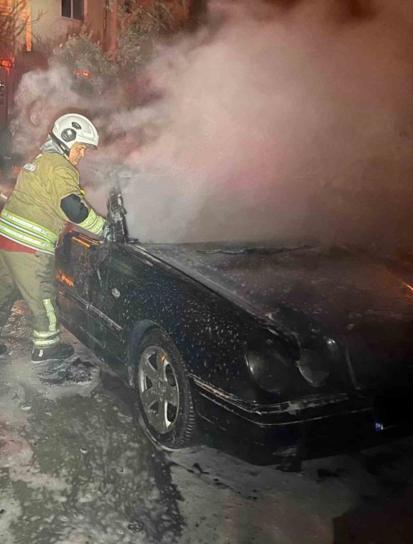 DEFNE’DE OTOMOBİL ALEVLERE TESLİM OLDU