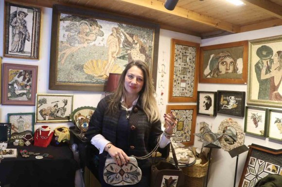 YUMURTA KABUKLARIYLA BAŞLAYAN SANAT MERAKINDA 30 YILDIR İLMİK İLMİK TAŞLARI MOZAİĞE DÖNÜŞTÜRÜYOR