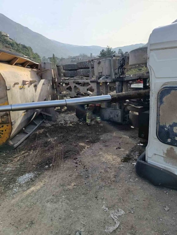İSKENDERUN’DA DEVRİLEN HAFRİYAT KAMYONUNUN SÜRÜCÜSÜ YARALANDI