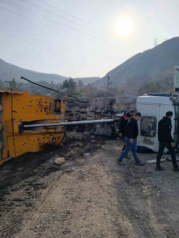 İSKENDERUN’DA DEVRİLEN HAFRİYAT KAMYONUNUN SÜRÜCÜSÜ YARALANDI