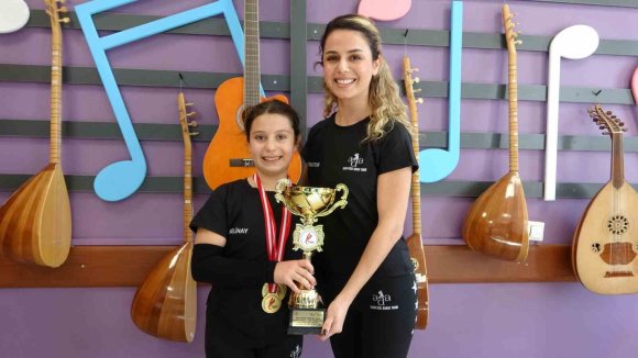 BEŞ YAŞINDA BAŞLADIĞI ’SALSA’ YOLCULUĞUNDA DÖRT TÜRKİYE BİRİNCİLİĞİ KAZANAN MİNİK SPORCUNUN YENİ HEDEFİ DÜNYA ŞAMPİYONLUĞU