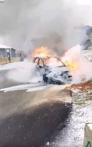 SEYİR HALİNDEKİ OTOMOBİL ALEV ALEV YANDI