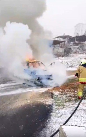 SEYİR HALİNDEKİ OTOMOBİL ALEV ALEV YANDI