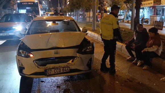 MANAVGAT’TA 3 ARACIN KARIŞTIĞI ZİNCİRLEME KAZADA YARALANAN OLMADI