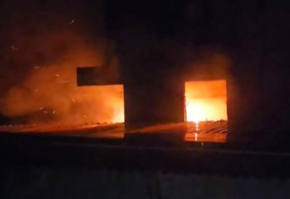 GAZİPAŞA’DA MAHALLE KONAĞINDA YANGIN KORKUTTU