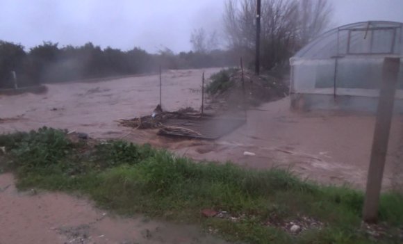 ANTALYA KUMLUCA’DA SAĞANAK YAĞIŞ TARIM ARAZİLERİNİ SULAR ALTINDA BIRAKTI, ARAÇTA MAHSUR KALAN SÜRÜCÜ BOTLA KURTARILDI