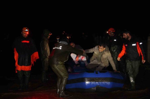 ANTALYA KUMLUCA’DA SAĞANAK YAĞIŞ TARIM ARAZİLERİNİ SULAR ALTINDA BIRAKTI, ARAÇTA MAHSUR KALAN SÜRÜCÜ BOTLA KURTARILDI