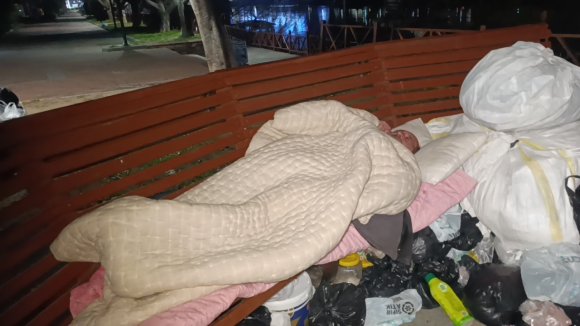 BANKTA HAYATINI SÜRDÜREN ADAM, OTELDE KONAKLAMAYI KABUL ETMEDİ