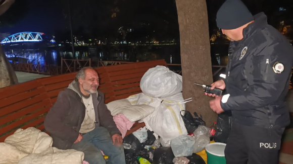 BANKTA HAYATINI SÜRDÜREN ADAM, OTELDE KONAKLAMAYI KABUL ETMEDİ