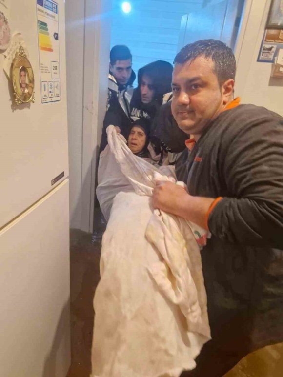 KEMER’DE SAĞANAK YAĞIŞTA MAHSUR KALANLARI JANDARMA KURTARDI