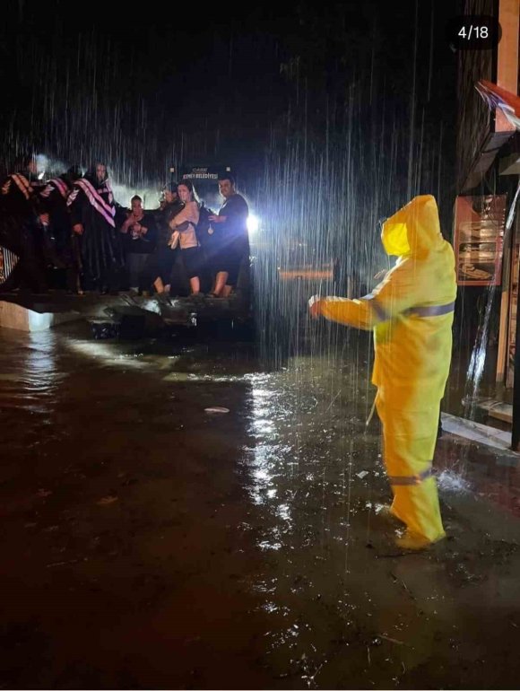KEMER’DE SAĞANAK YAĞIŞTA MAHSUR KALANLARI JANDARMA KURTARDI