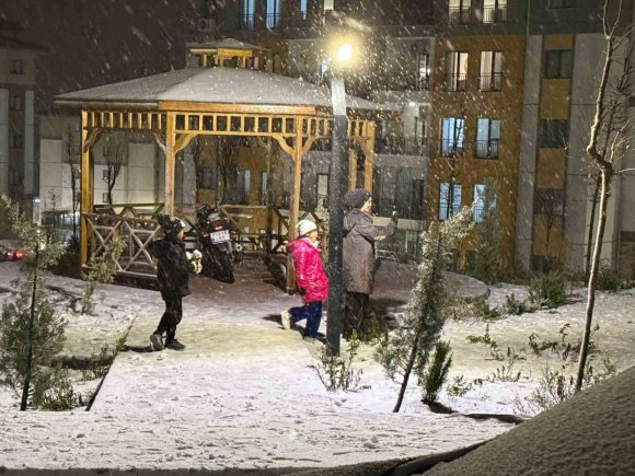 KARLA KAPLANAN YOLDA ARAÇLAR İLERLEMEKTE GÜÇLÜK ÇEKERKEN, EĞLENMEK İSTEYENLER SOLUĞU SOKAKTA ALDI