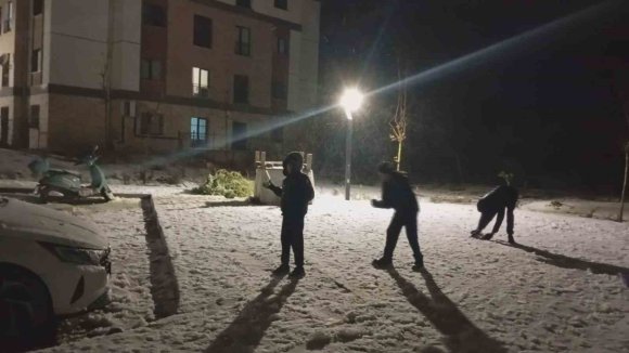 KARLA KAPLANAN YOLDA ARAÇLAR İLERLEMEKTE GÜÇLÜK ÇEKERKEN, EĞLENMEK İSTEYENLER SOLUĞU SOKAKTA ALDI