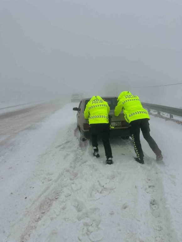 HATAY’DA KARLA KAPLI YOLDA SÜRÜCÜLER ZOR ANLAR YAŞADILAR