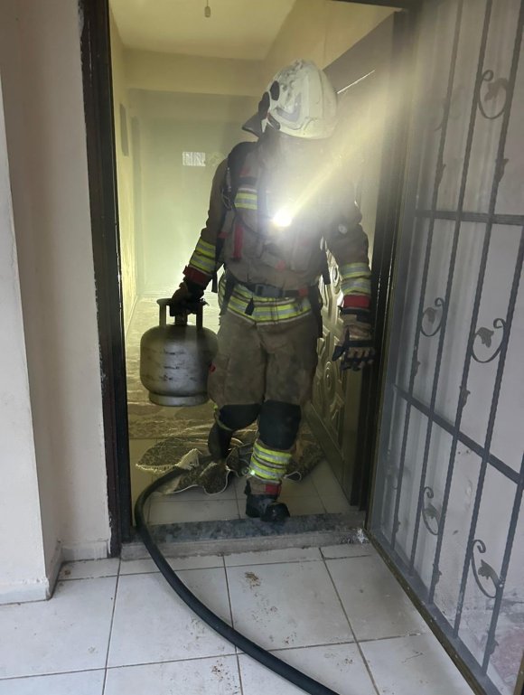 İSKENDERUN’DA YANGINDA DUMANDAN ETKİLENEN VATANDAŞI İTFAİYE KURTARDI