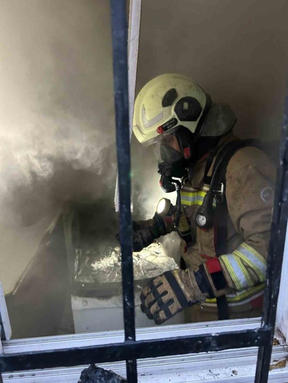 İSKENDERUN’DA YANGINDA DUMANDAN ETKİLENEN VATANDAŞI İTFAİYE KURTARDI