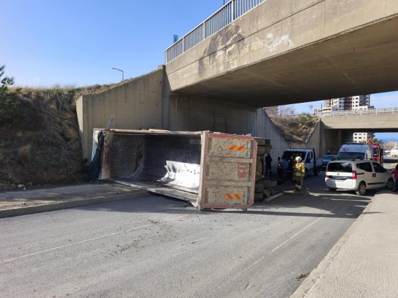 ARSUZ’DA HAFRİYAT KAMYONU DEVRİLDİ