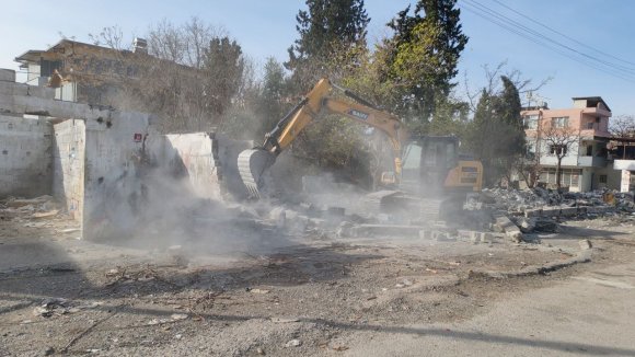 ERZİN’E 47 YILDIR HİZMET EDEN SANAYİ SİTESİ YIKILIYOR