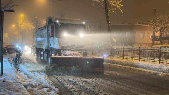 KAHRAMANMARAŞ’TA BELEDİYE EKİPLERİNİN KAR MESAİSİ