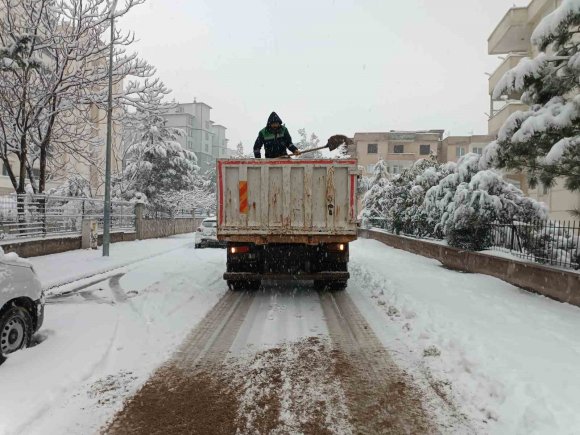 ONİKİŞUBAT BELEDİYESİ KARLA MÜCADELEDE TAM TEYAKKUZDA