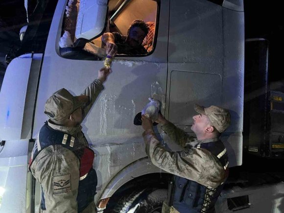 KAHRAMANMARAŞ’TA YOLDA MAHSUR KALAN VATANDAŞLARA JANDARMADAN YARDIM